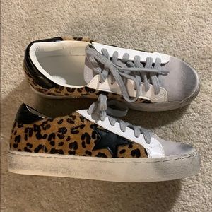 “Distressed” tennis shoes